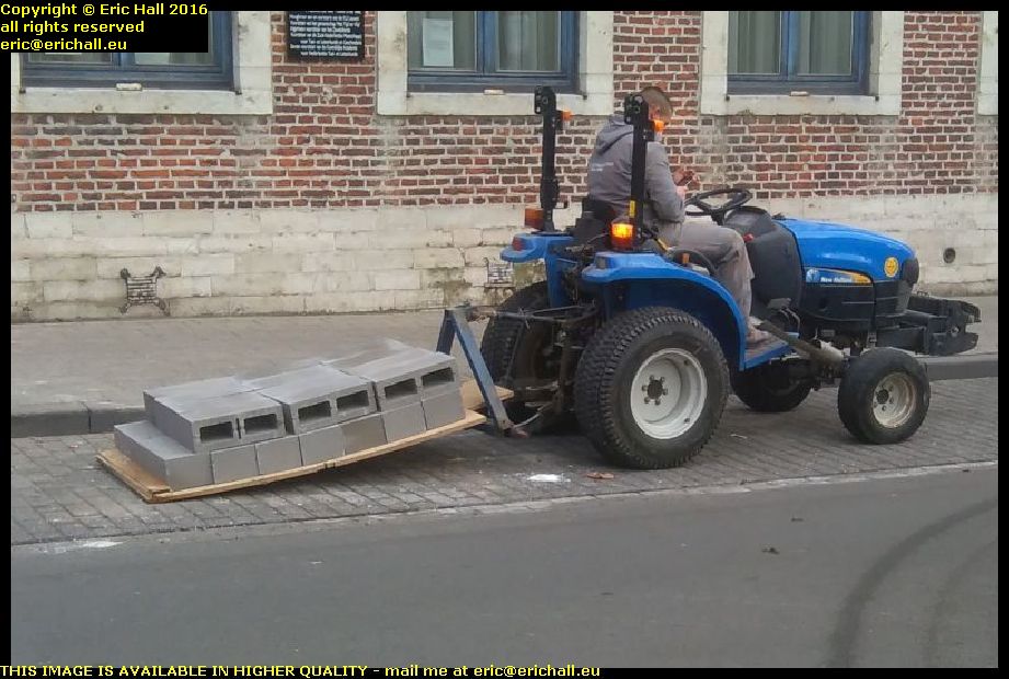 mini tractor moving pallets breeze blocks brusselsestraat leuven belgium october octobre 2016