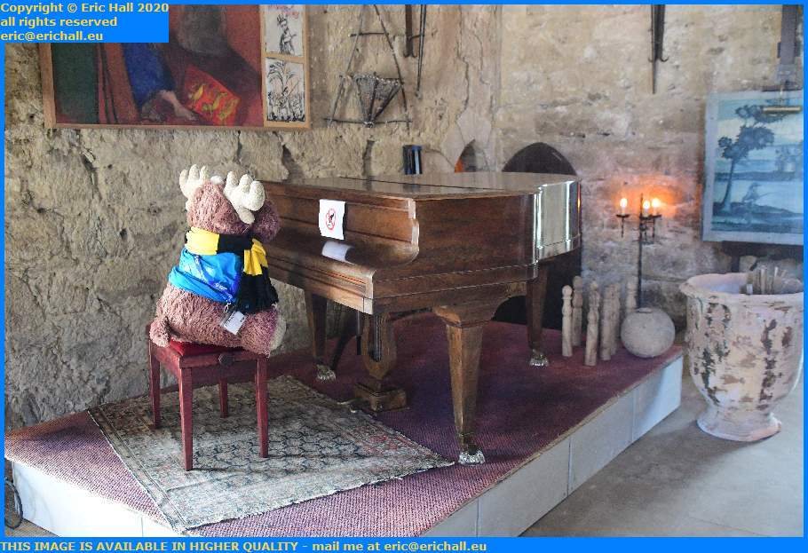 strawberry moose grand piano Château de Châlus-Chabrol 37500 indre et loire france eric hall