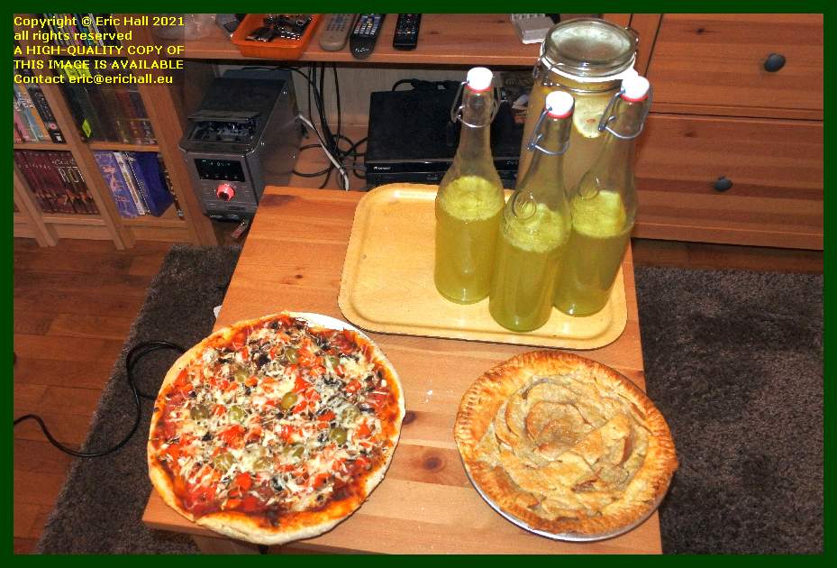 home made vegan pizza apple pie kiwi kefir place d'armes Granville Manche Normandy France Eric Hall