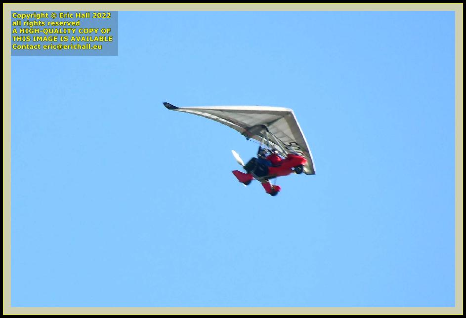 red powered hang glider baie de mont st michel Granville normandy france photo Eric Hall february 2022