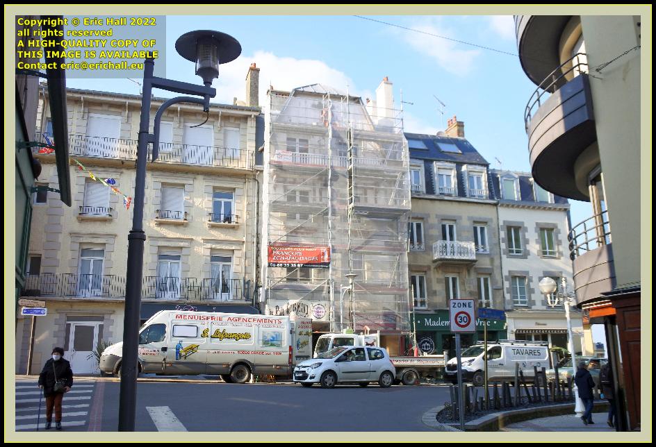 erecting scaffolding rue georges clemenceau Granville normandy france photo Eric Hall march 2022