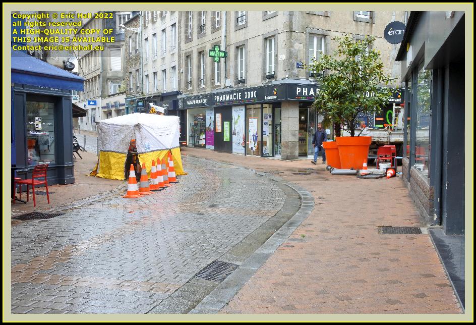 repairing electrical cables rue paul poirier Granville Manche Normandy France photo Eric Hall may 2022