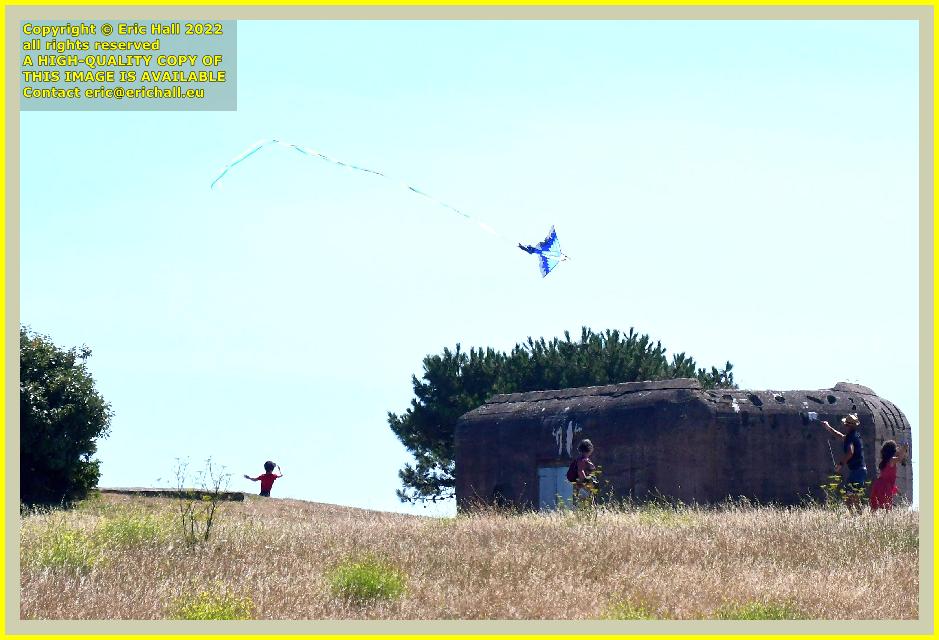 people with kite pointe du roc Granville Manche Normandy France Eric Hall photo July 2022