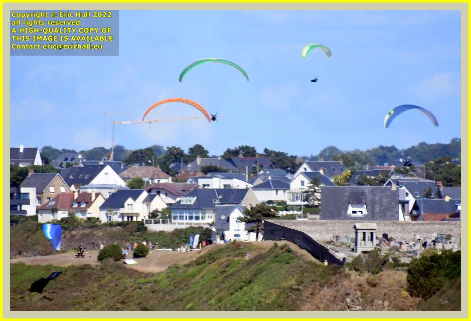 hang gliders pointe de lude Granville Manche Normandy France Eric Hall photo August 2022